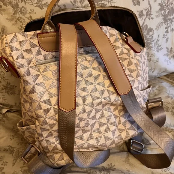 NWOT Geometric Patterned Tan Backpack - Picture 4 of 6